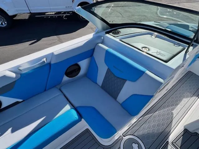 Slide: The Image of MasterCraft XT22 T 2024 - 22