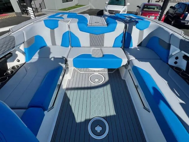 Slide: The Image of MasterCraft XT22 T 2024 - 24