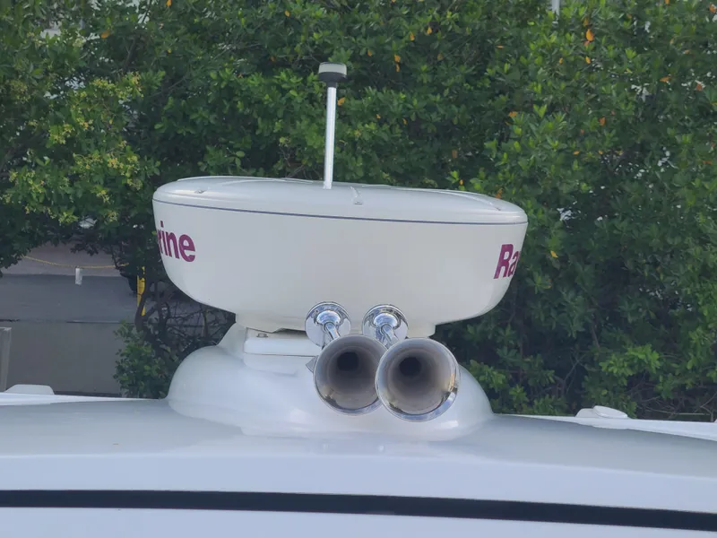 Slide: The Image of Radar and horns on a 2007 Formula 45 Yacht. - 4