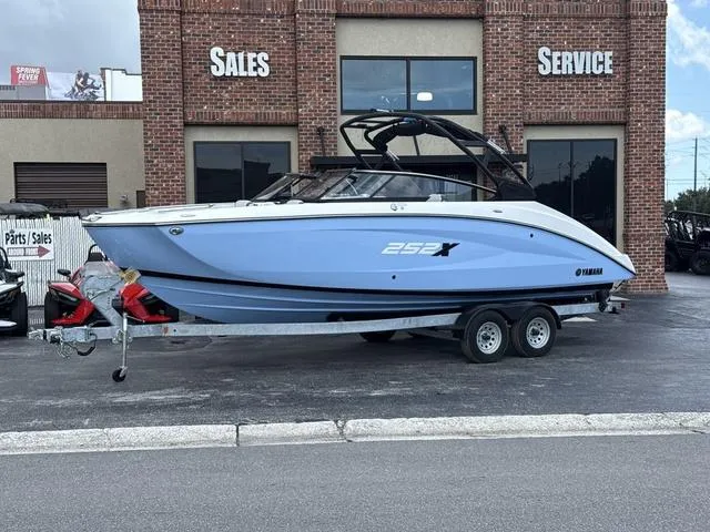 The Image of Yamaha 252XE 2024 - 1