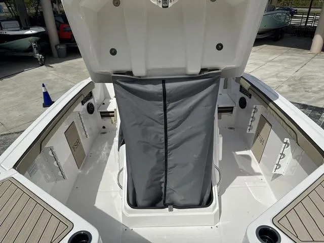 Slide: The Image of 2024 Yamaha Boats 222 FSH Sport E storage compartment. - 13