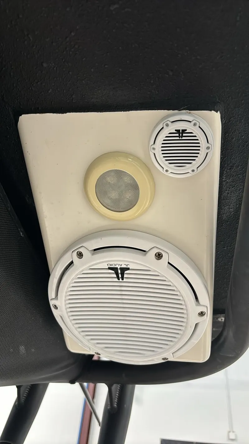 Slide: The Image of Speakers and light on a 2014 Andros Tarpon 26 boat. - 11