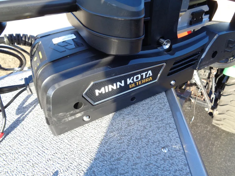 Slide: The Image of Minn Kota Ulterra motor on 2024 Lund 1875 Fisherman boat deck. - 38
