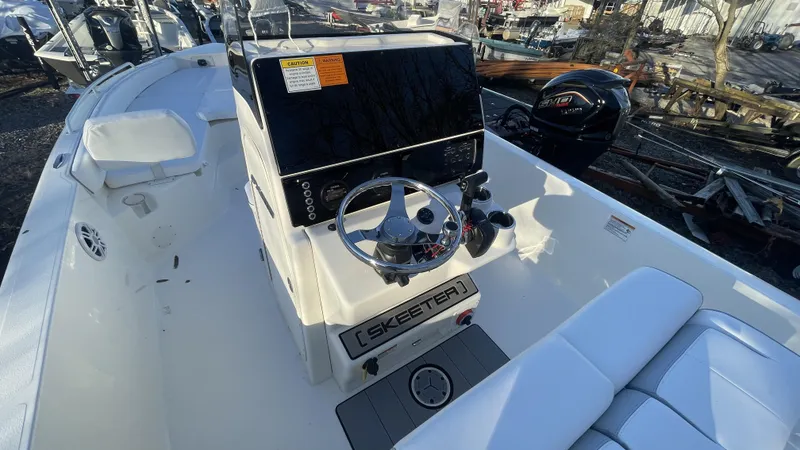 Slide: The Image of Skeeter SX2350 2024 - 12