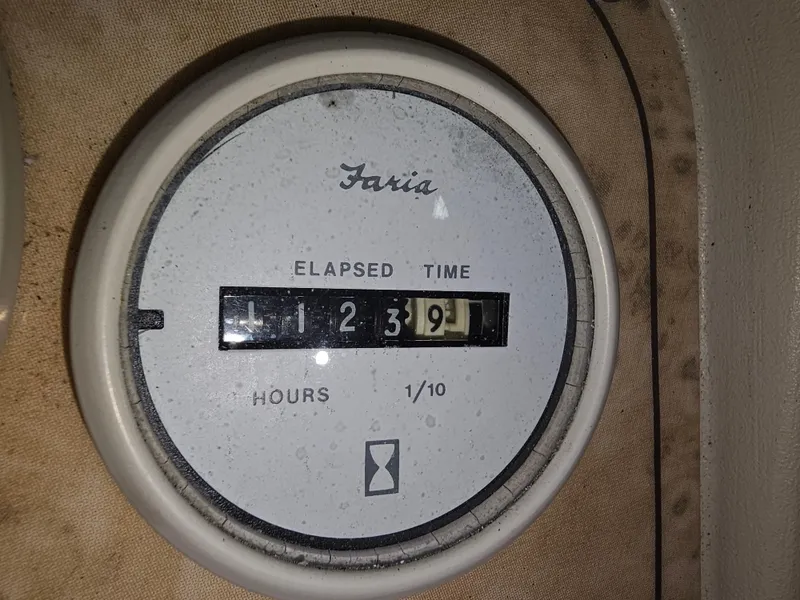 Slide: The Image of Faria hour meter on 1997 Cruisers Yachts 3120 Aria. - 15