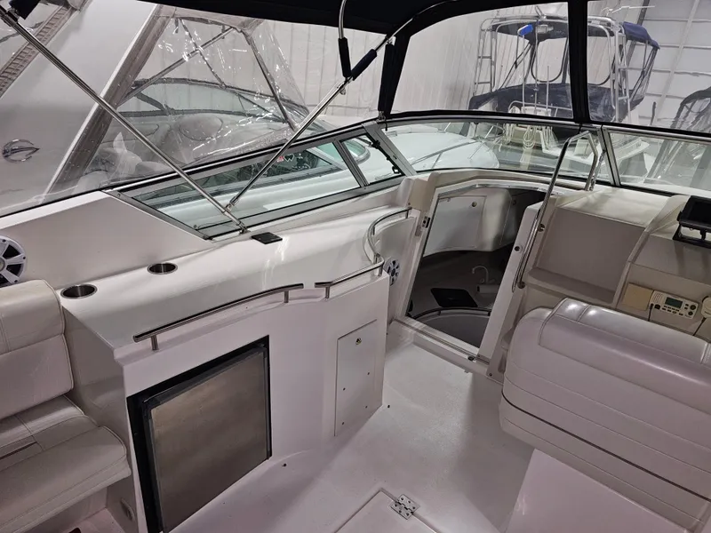Slide: The Image of Interior of a 1997 Cruisers Yachts 3120 Aria with sleek design. - 19