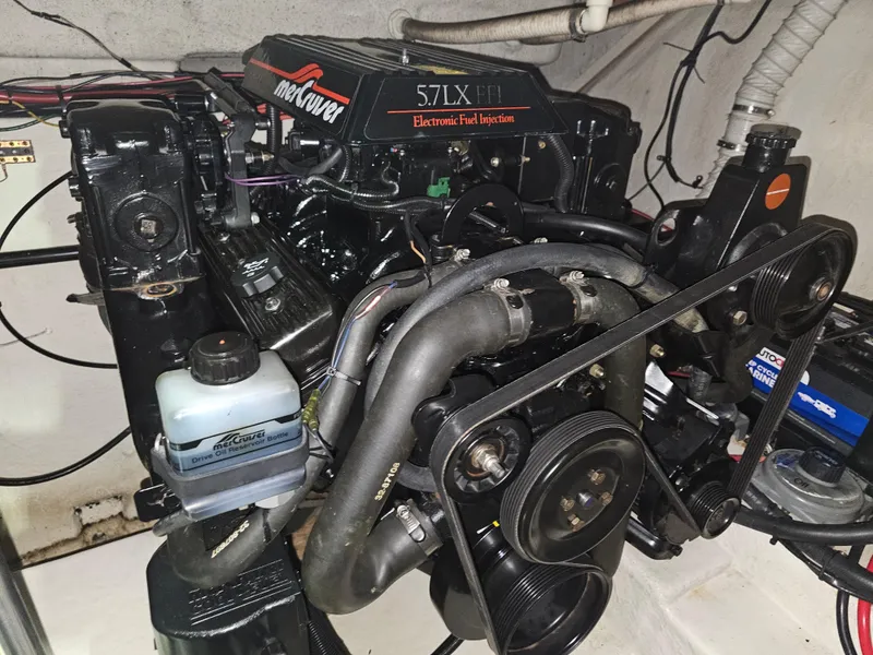 Slide: The Image of 1997 Cruisers Yachts 3120 Aria engine room with MerCruiser 5.7LX EFI engine. - 31
