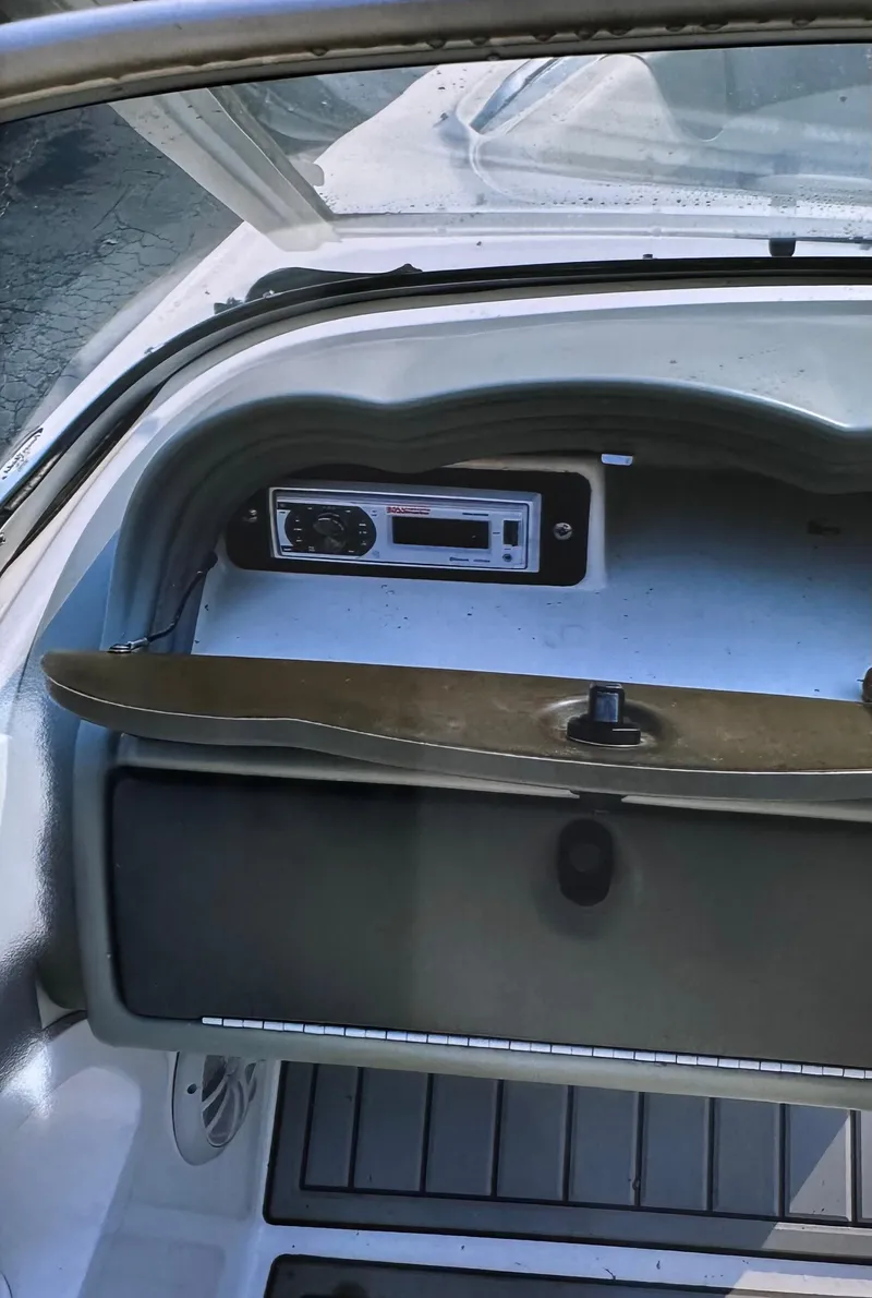 Slide: The Image of 2006 Yamaha Boats SX 230 dashboard with stereo system. - 11