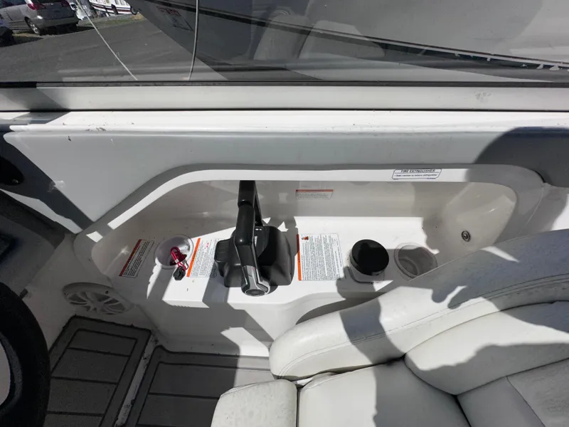 Slide: The Image of 2006 Yamaha Boats SX 230 control panel and throttle lever. - 22