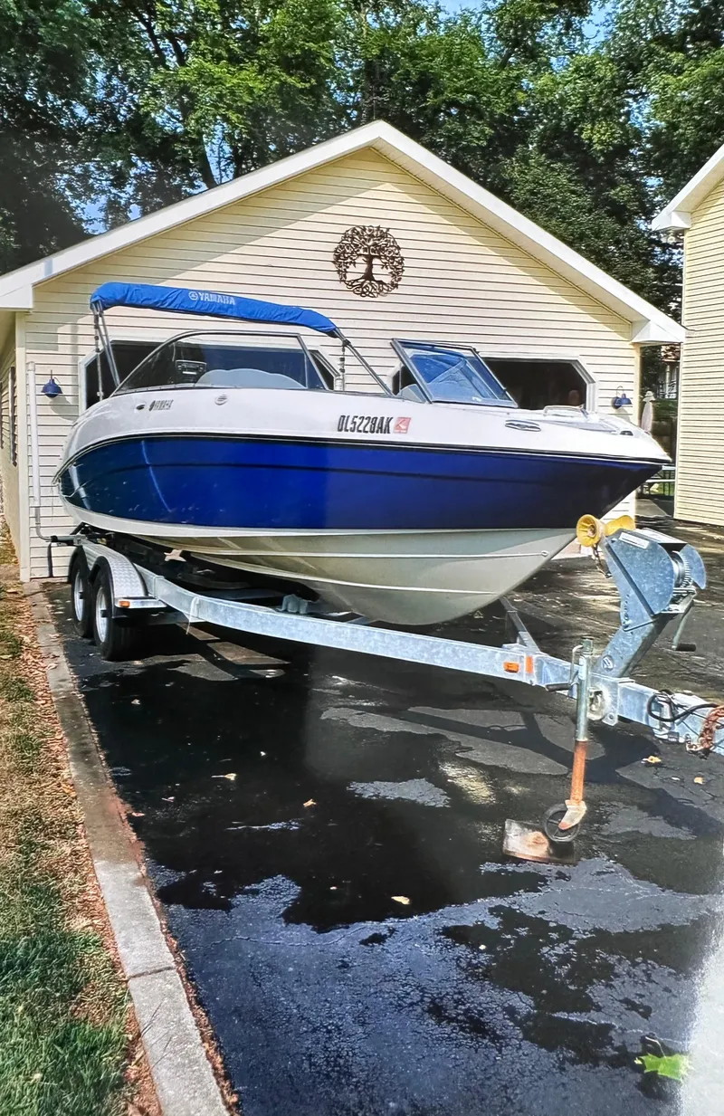 Slide: The Image of 2006 Yamaha Boats SX 230 on trailer in driveway. - 5
