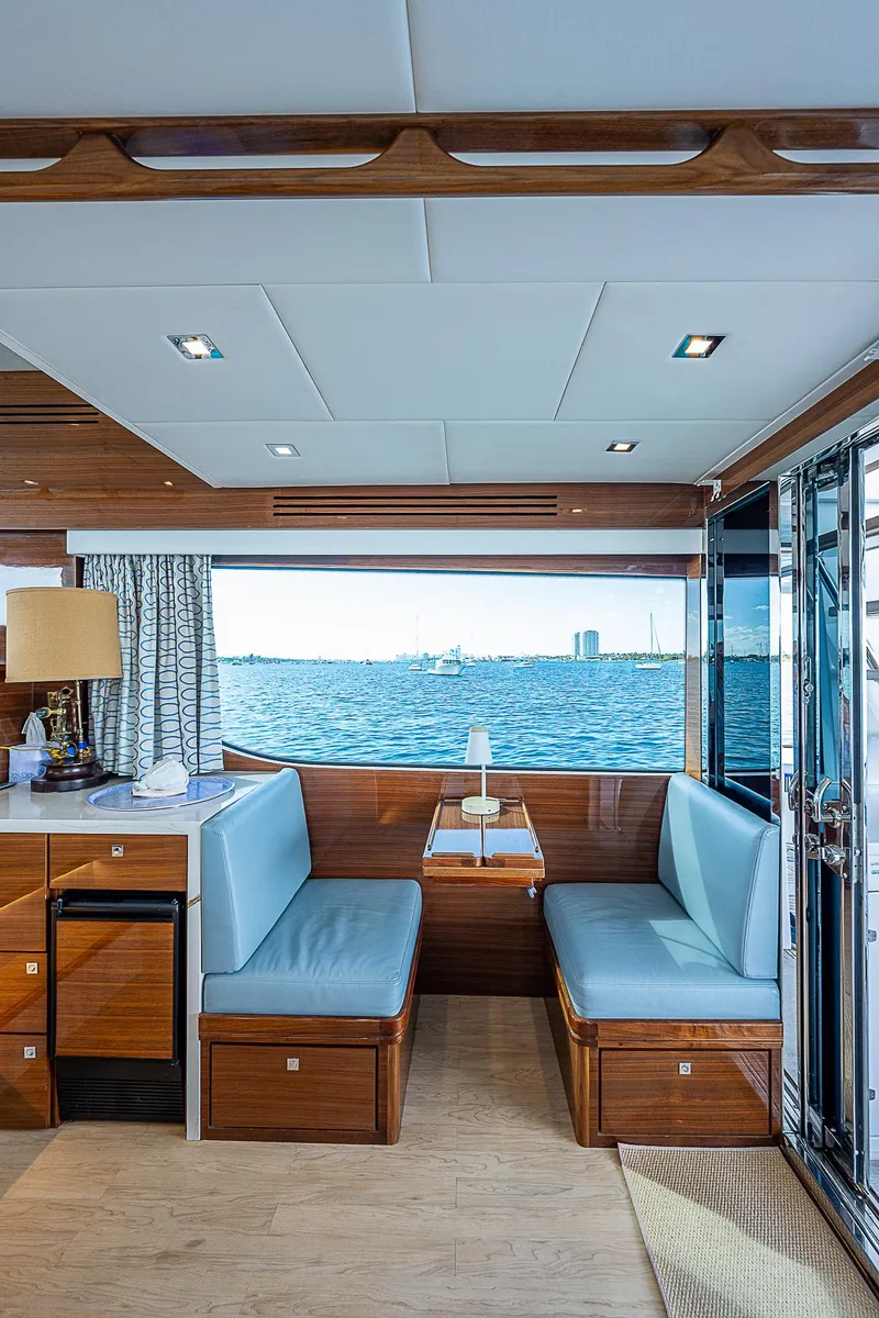 Slide: The Image of dinette to starboard - 26