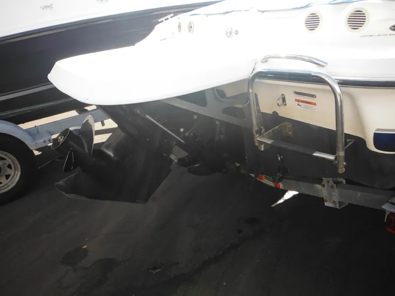 Slide: The Image of 2006 Larson SEi 180 Sport I/O boat stern with propeller and swim platform. - 21