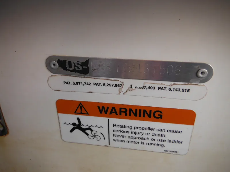 Slide: The Image of 2006 Larson SEi 180 Sport I/O warning label and patent numbers - 23