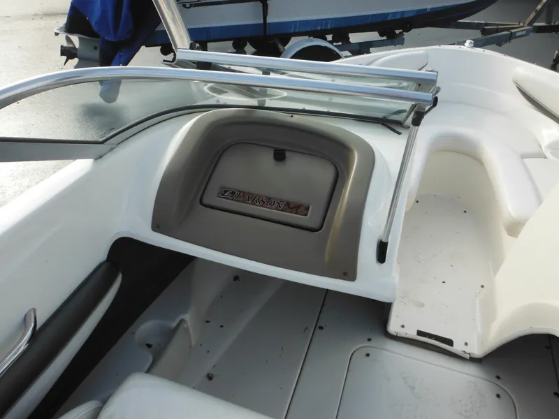 Slide: The Image of 2006 Larson SEi 180 Sport I/O boat interior with glove compartment. - 27