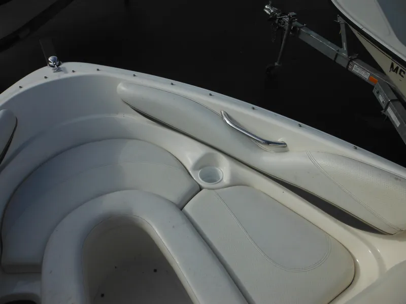 Slide: The Image of 2006 Larson SEi 180 Sport I/O boat interior seating with cup holder. - 30