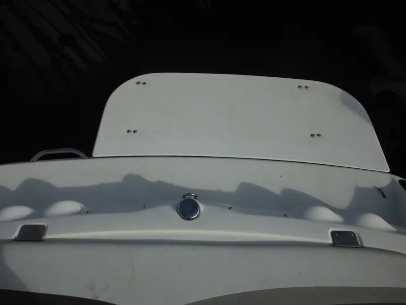 Slide: The Image of 2006 Larson SEi 180 Sport I/O boat stern view. - 35