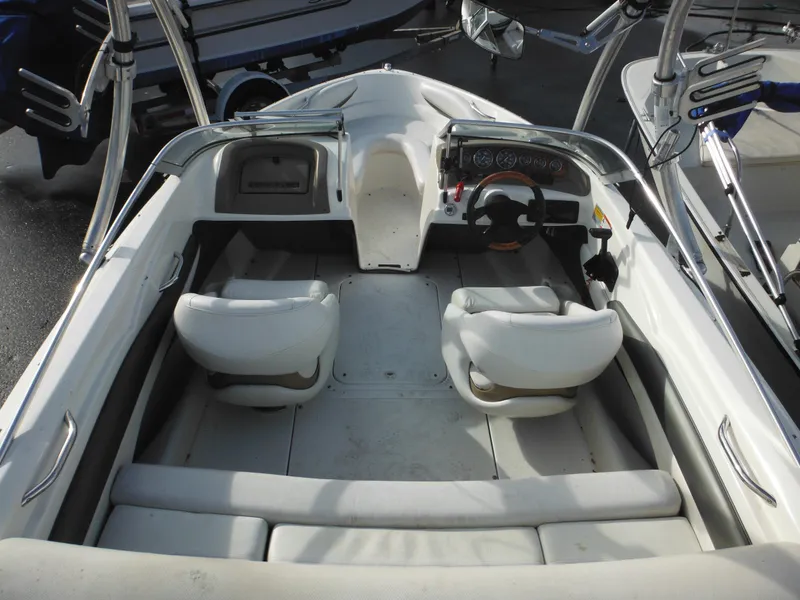 Slide: The Image of 2006 Larson SEi 180 Sport I/O boat interior with seating and dashboard. - 36