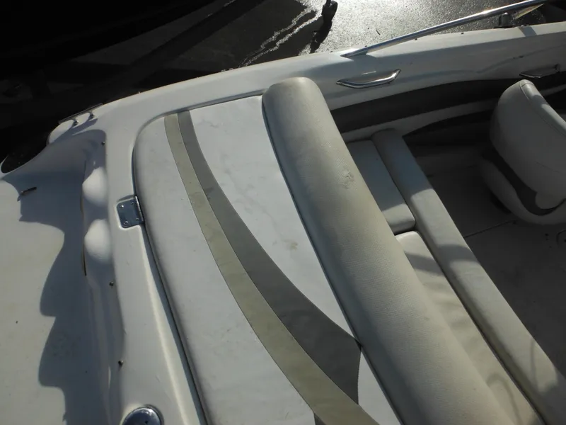 Slide: The Image of 2006 Larson SEi 180 Sport I/O boat interior seating area. - 40