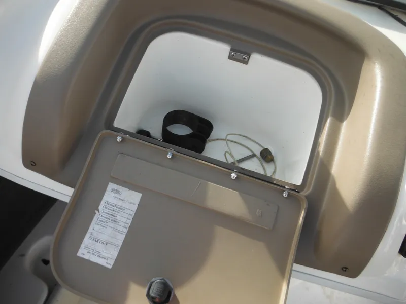 Slide: The Image of 2006 Larson SEi 180 Sport I/O storage compartment with accessories. - 41