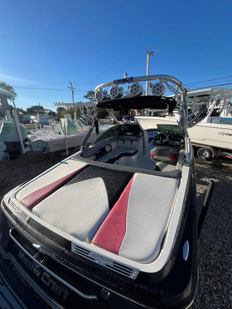 Slide: The Image of 2009 MasterCraft MariStar 230 boat with wakeboard tower and speakers. - 10