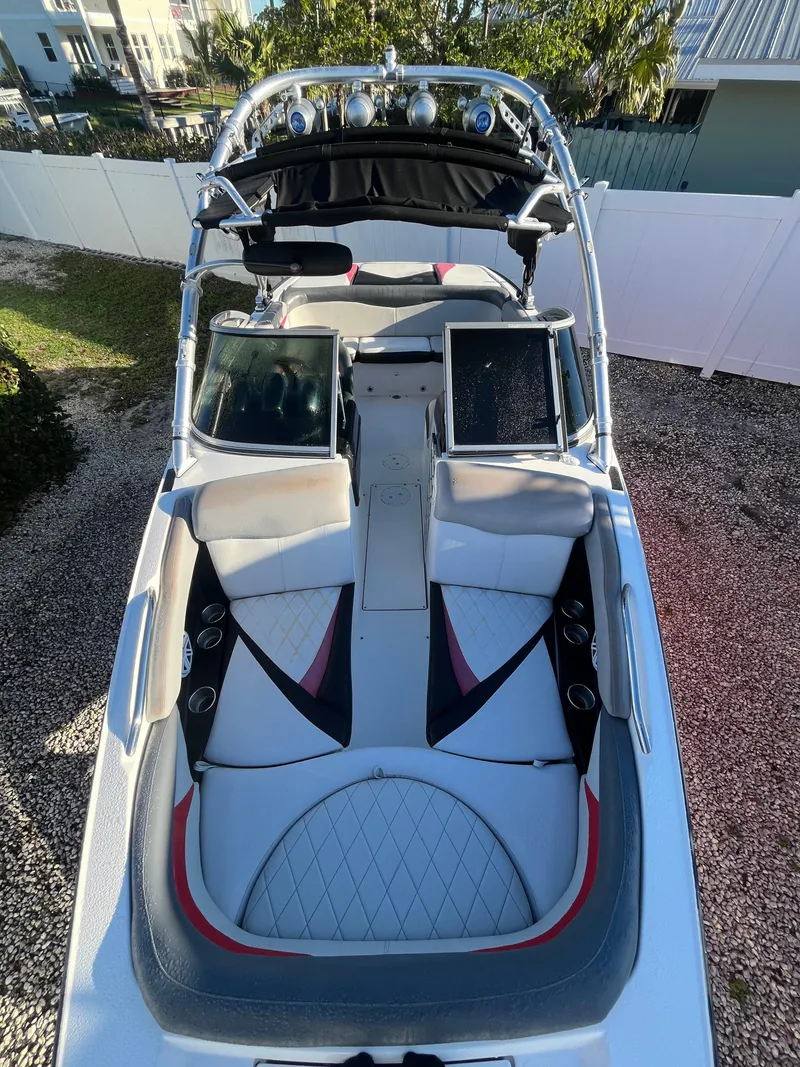 Slide: The Image of 2009 MasterCraft MariStar 230 boat with spacious seating and modern design. - 17