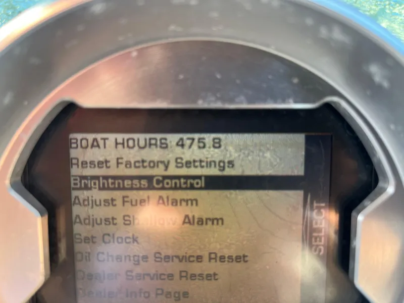 Slide: The Image of Close-up of 2009 MasterCraft MariStar 230 boat display showing 475.8 hours. - 20