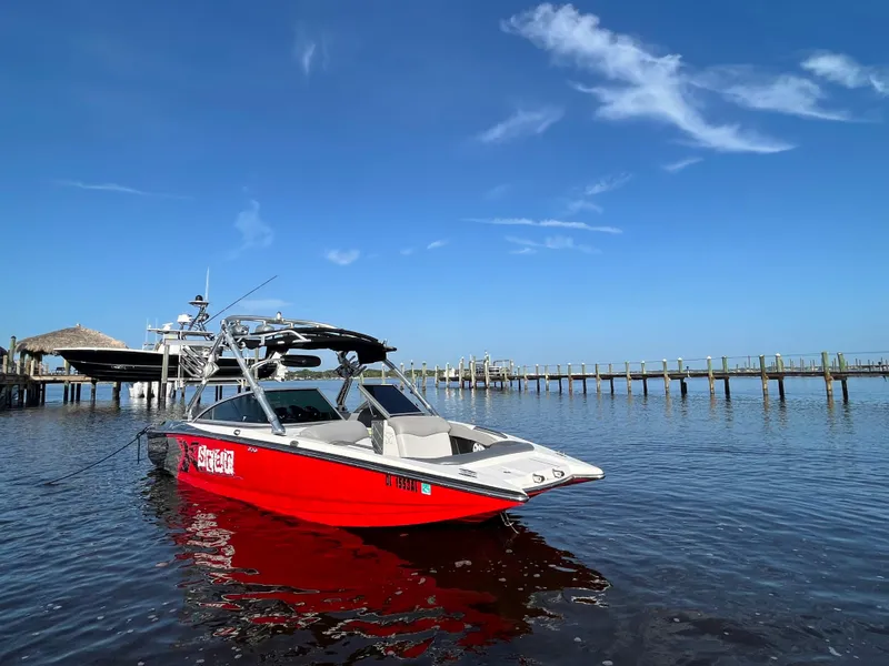Slide: The Image of 2009 MasterCraft MariStar 230 boat on calm water with clear blue sky. - 5