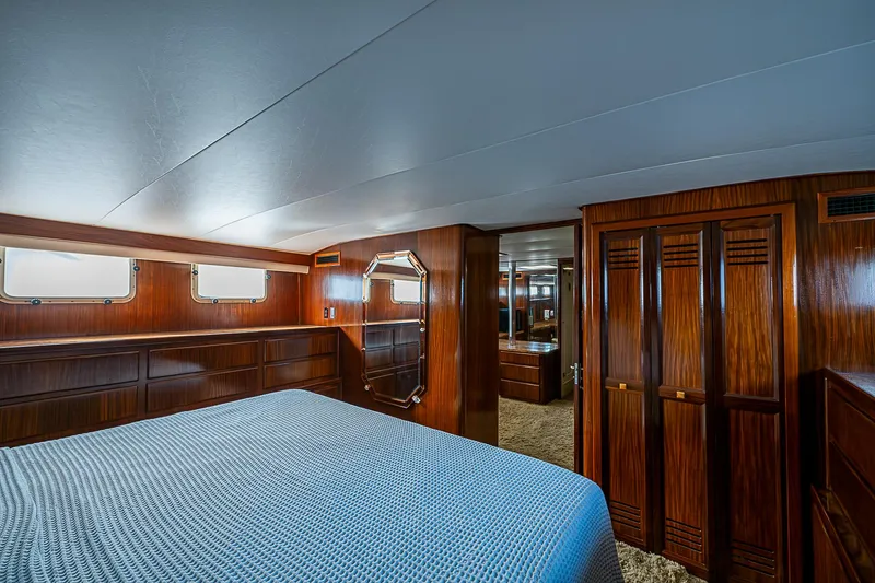 Slide: The Image of Hatteras 72 Motor Yacht 1986 - 60