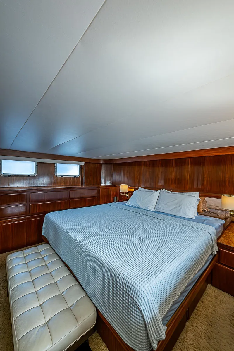 Slide: The Image of Hatteras 72 Motor Yacht 1986 - 61