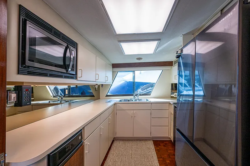 Slide: The Image of Hatteras 72 Motor Yacht 1986 - 65