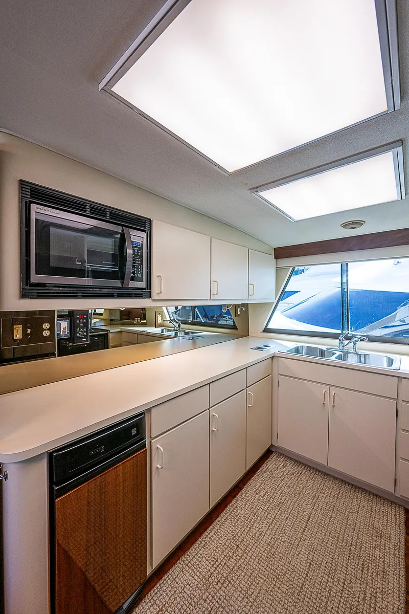 Slide: The Image of Hatteras 72 Motor Yacht 1986 - 67