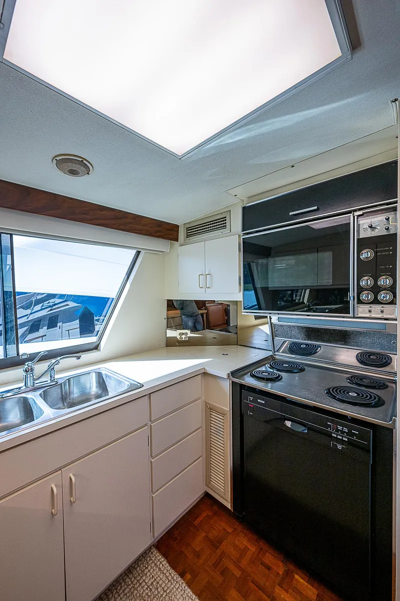 Slide: The Image of Hatteras 72 Motor Yacht 1986 - 70
