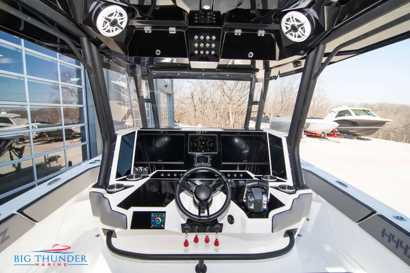 Slide: The Image of Cockpit of 2023 Hayaari Marine H44Z boat at Big Thunder Marine dealership. - 39