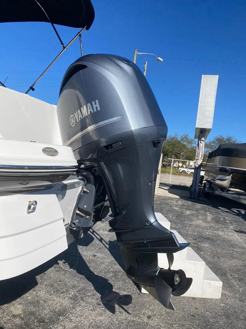 Slide: The Image of 2017 Hurricane SunDeck 2200 DC OB with Yamaha outboard motor. - 37