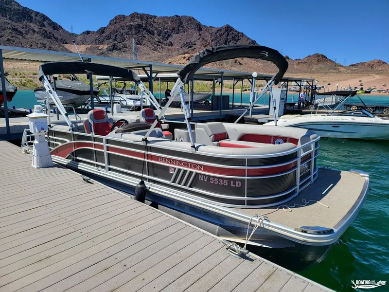 The Image of Bennington L25 Stern Radius 2021 - 0