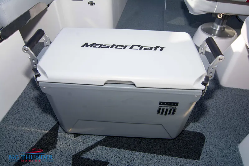 Slide: The Image of MasterCraft XT25 2024 - 61