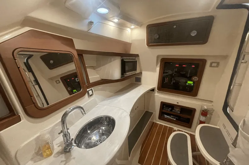 Slide: The Image of Grady-White Freedom 375 2017 - 18