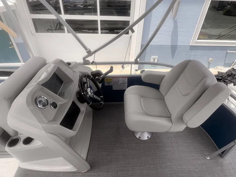 Slide: The Image of SunChaser Vista 16 Fish 2024 - 8