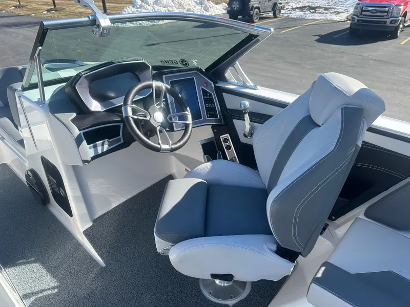 Slide: The Image of MasterCraft X24 2020 - 10