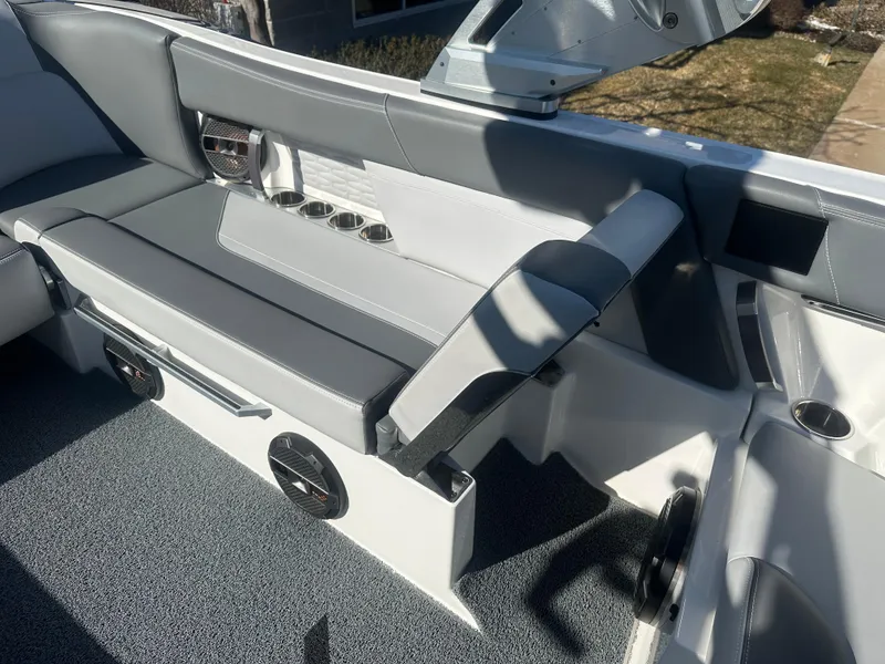 Slide: The Image of MasterCraft X24 2020 - 13