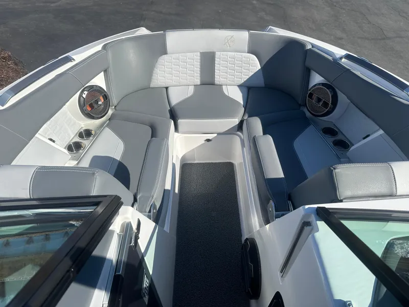 Slide: The Image of MasterCraft X24 2020 - 16