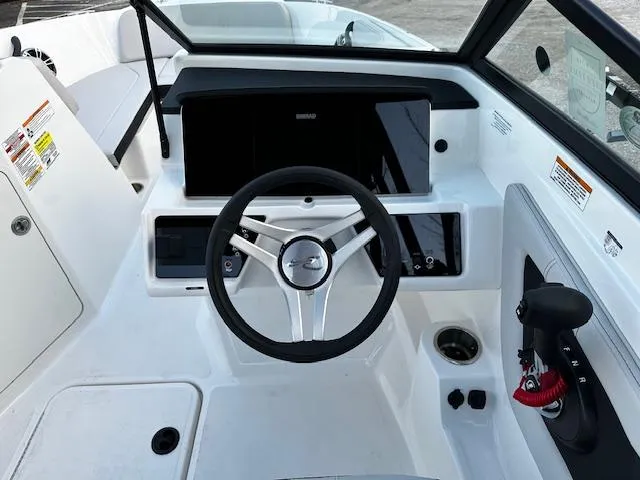 Slide: The Image of Sea Ray SPX 210 Outboard 2024 - 8