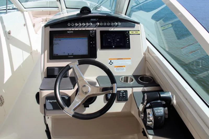 Slide: The Image of Boston Whaler 320 Vantage 2017 - 16