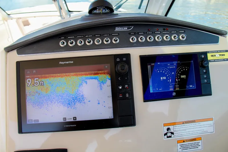 Slide: The Image of Boston Whaler 320 Vantage 2017 - 17