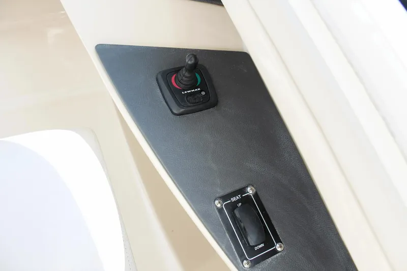 Slide: The Image of Boston Whaler 320 Vantage 2017 - 20