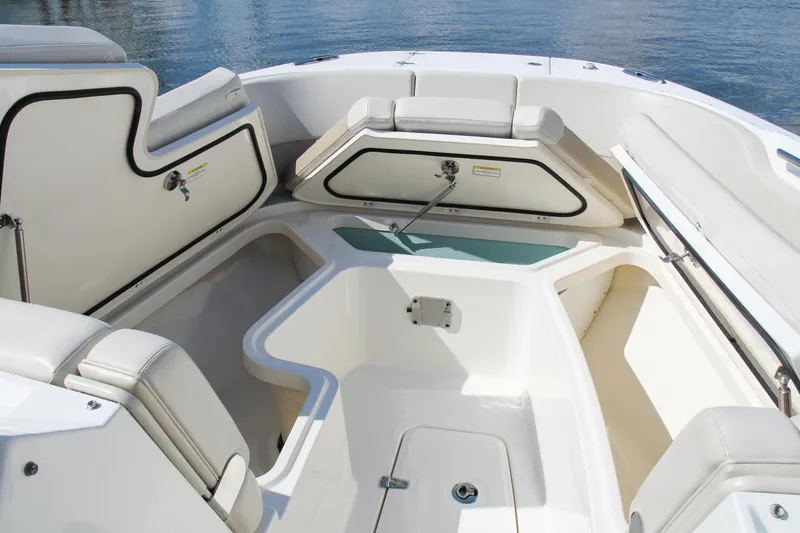Slide: The Image of Boston Whaler 320 Vantage 2017 - 30