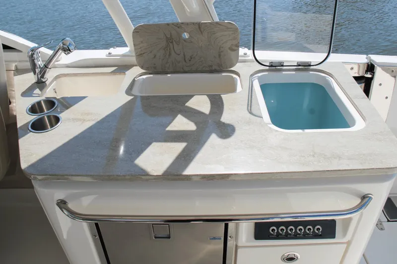 Slide: The Image of Boston Whaler 320 Vantage 2017 - 8