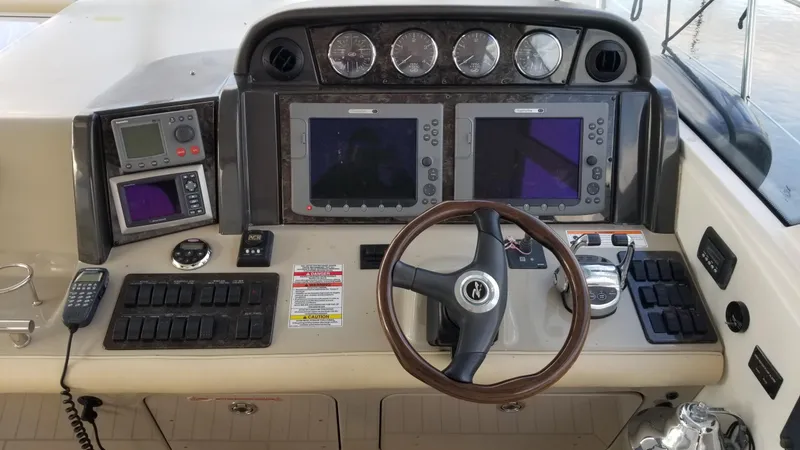 Slide: The Image of 2008 Sea Ray 480 Sundancer yacht cruising on open water, rear view. - 7