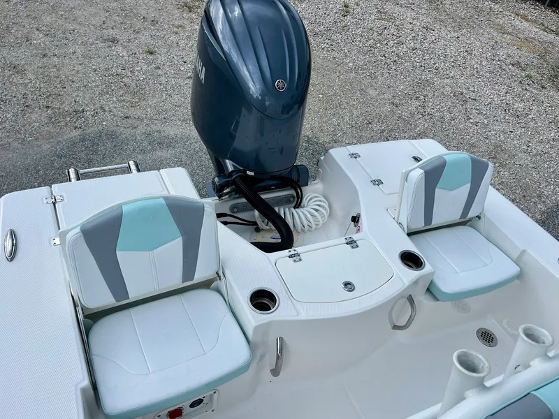 Slide: The Image of Robalo 206 Cayman 2024 - 10