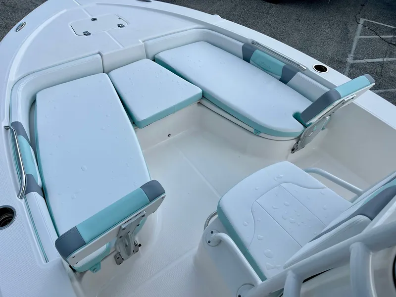 Slide: The Image of Robalo 206 Cayman 2024 - 16